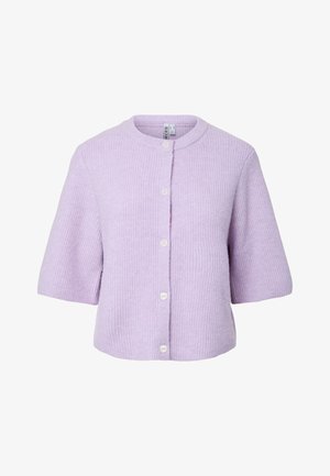 Fialový krátky pletený sveter s okrúhlym výstrihom a piatimi prednými gombíkmi, vyrobený z textúrovaného materiálu.