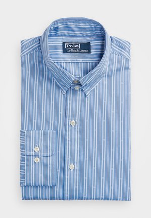 Jasnoniebieska męska koszula z białymi pionowymi paskami, zapiętym kołnierzykiem i mankietami, starannie złożona z widoczną metką Polo by Ralph Lauren.