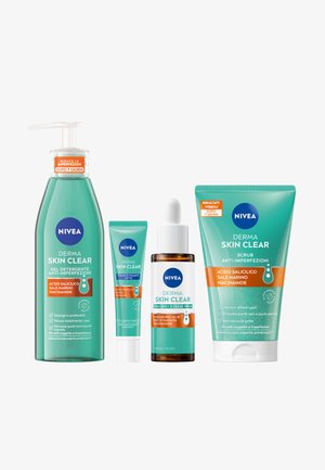 Quattro prodotti NIVEA Derma Skin Clear con packaging turchese e bianco: un gel, uno scrub, un siero e una crema esfoliante, con accenti e testi arancioni.