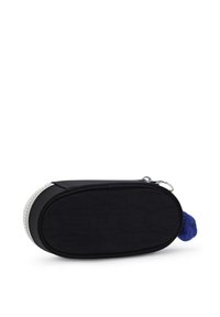 Svart oval väska med en strukturerad yta. Har en silverdragkedja och en blå pom-pom som accent. Kompakt design som passar för små föremål.