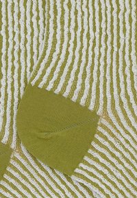 Calzini in cotone a righe verdi e bianche con un design a maglia testurizzata, caratterizzati da un tallone e una punta in un solido verde a contrasto.