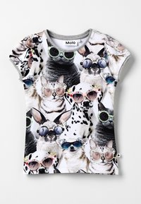 Camisa de manga corta con un collage de animales en gafas de sol. Base blanca con ribetes grises, varios estampados de animales en colores vibrantes.
