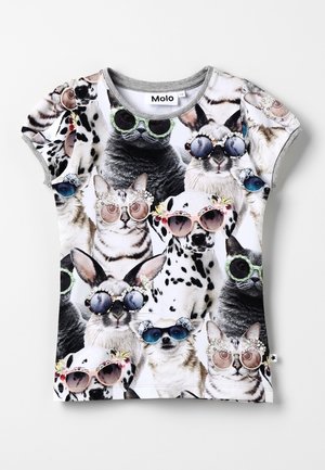 Korte mouw shirt met een collage van dieren in zonnebrillen. Witte basis met grijze bies, verschillende dierenprints in levendige kleuren.