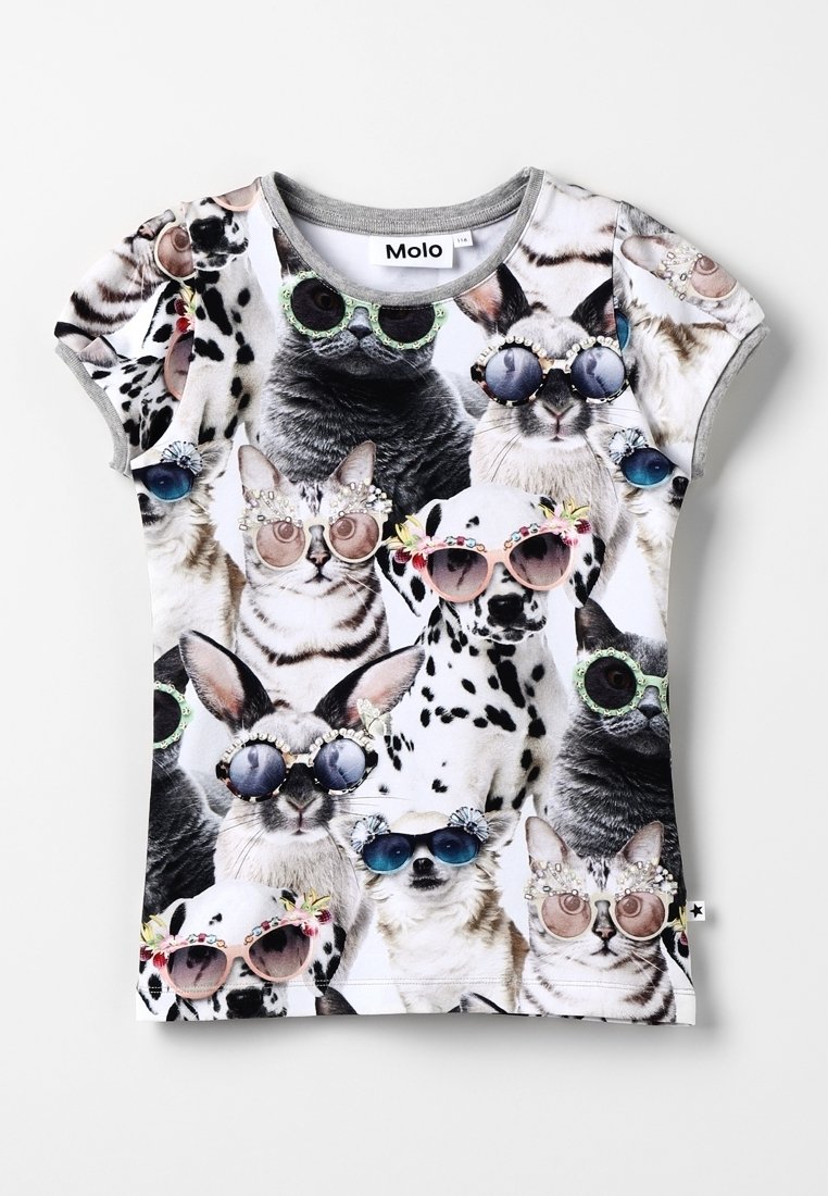 Camisa de manga corta con un collage de animales en gafas de sol. Base blanca con ribetes grises, varios estampados de animales en colores vibrantes.