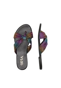 Zwarte platte sandalen met een gestructureerde, meerkleurige iriserende strikband. De strik heeft een ruitpatroon dat het levendige ontwerp versterkt.