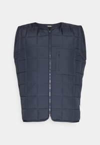 Mörkblå vadderad väst med zipframsida, som har en bröstficka och ett kviltat mönster. Tillverkad av lätt syntetiskt material.