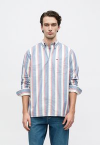 Ριγωτό βαμβακερό πουκάμισο με κουμπιά σε μπλε, λευκό και ροζ, με τσέπη στο στήθος και μανίκια που μπορούν να γυρίσουν. Απαλή υφή με άνετη εφαρμογή.