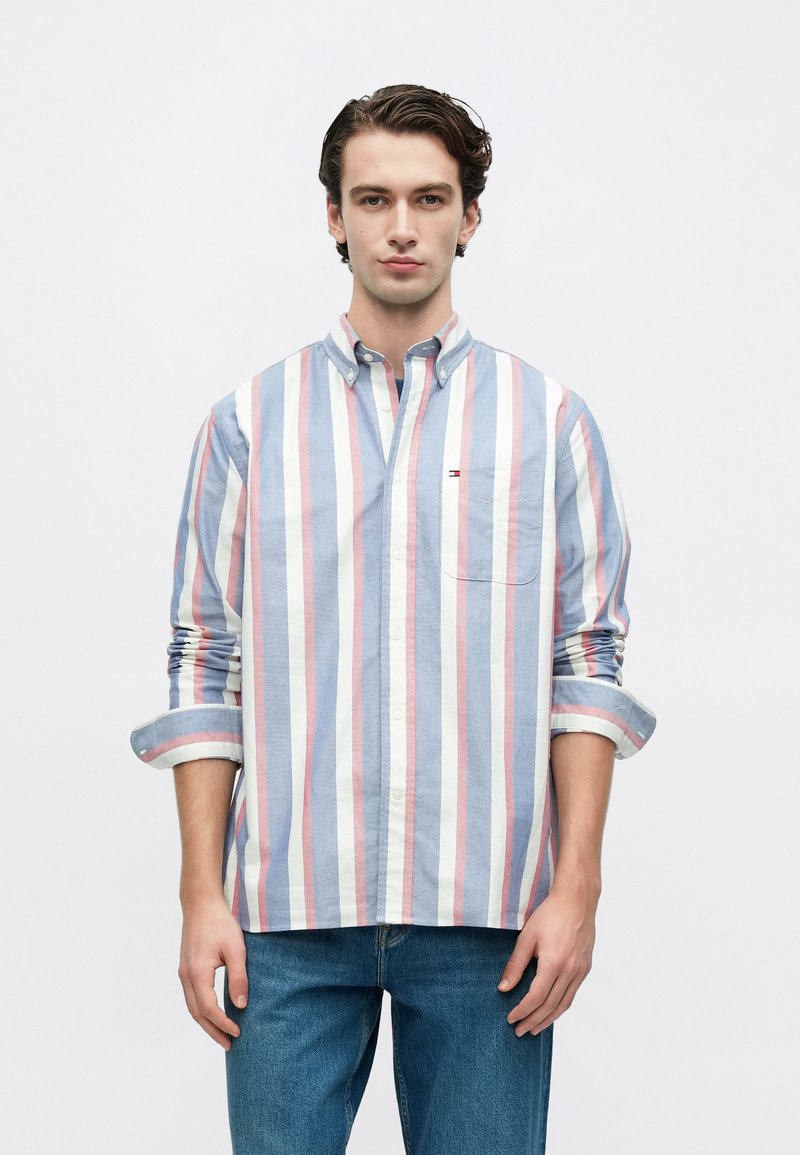 Ριγωτό βαμβακερό πουκάμισο με κουμπιά σε μπλε, λευκό και ροζ, με τσέπη στο στήθος και μανίκια που μπορούν να γυρίσουν. Απαλή υφή με άνετη εφαρμογή.