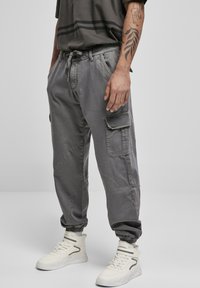 Urban Classics - KNITTED CARGO JOGGING PANTS - Reisitaskuhousut - asphalt Pienoiskuva 1