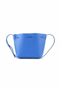 Sac seau en cuir bleu avec une large ouverture, texture lisse et deux poignées. Accentué par des détails cousus et un design minimaliste.