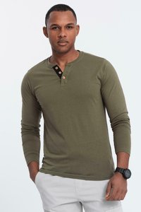 Camisa henley de manga larga en verde oliva con cuello redondo, con tapeta de botones negra y tres botones de madera. Tela suave, diseño ajustado.