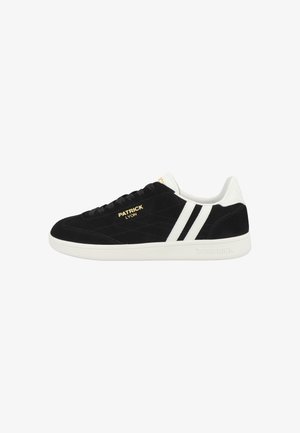 Zwarte suède sneakers met witte accenten en drie strepen. Gouden branding aan de zijkant. Platte rubberen zool, ronde neuspunt en textuur oppervlak.