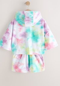 Fleece loungewear-sæt med pastel tie-dye mønster, bestående af en cropped hættetrøje med hætte og matchende shorts. Blød tekstur, afslappet pasform.