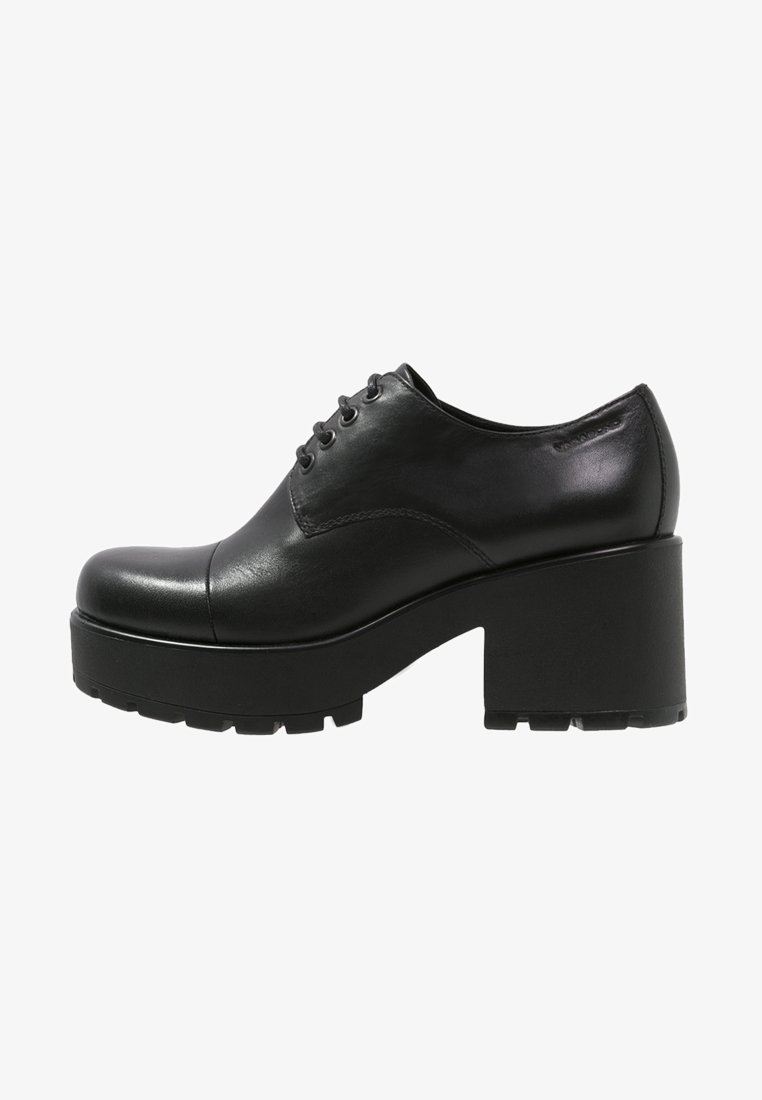 Chaussure noire en cuir à lacets avec un talon haut épais et une semelle épaisse, conçue pour le style et la durabilité.