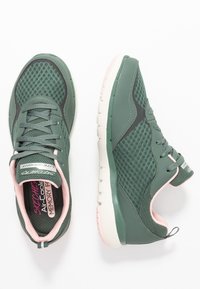Gröna mesh-sneakers med strukturerad yta, med en rosa accent vid kragen, vadderad tunga och en vit gummisula.