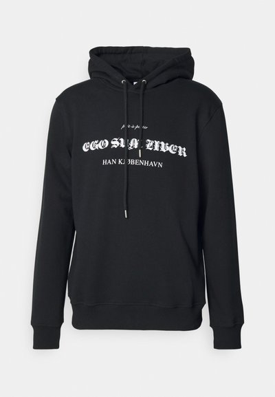 Hanorac negru cu glugă, fabricat dintr-un material moale, având grafica text albă. Include șnururi ajustabile și manșete și tiv dintr-un material ribat.