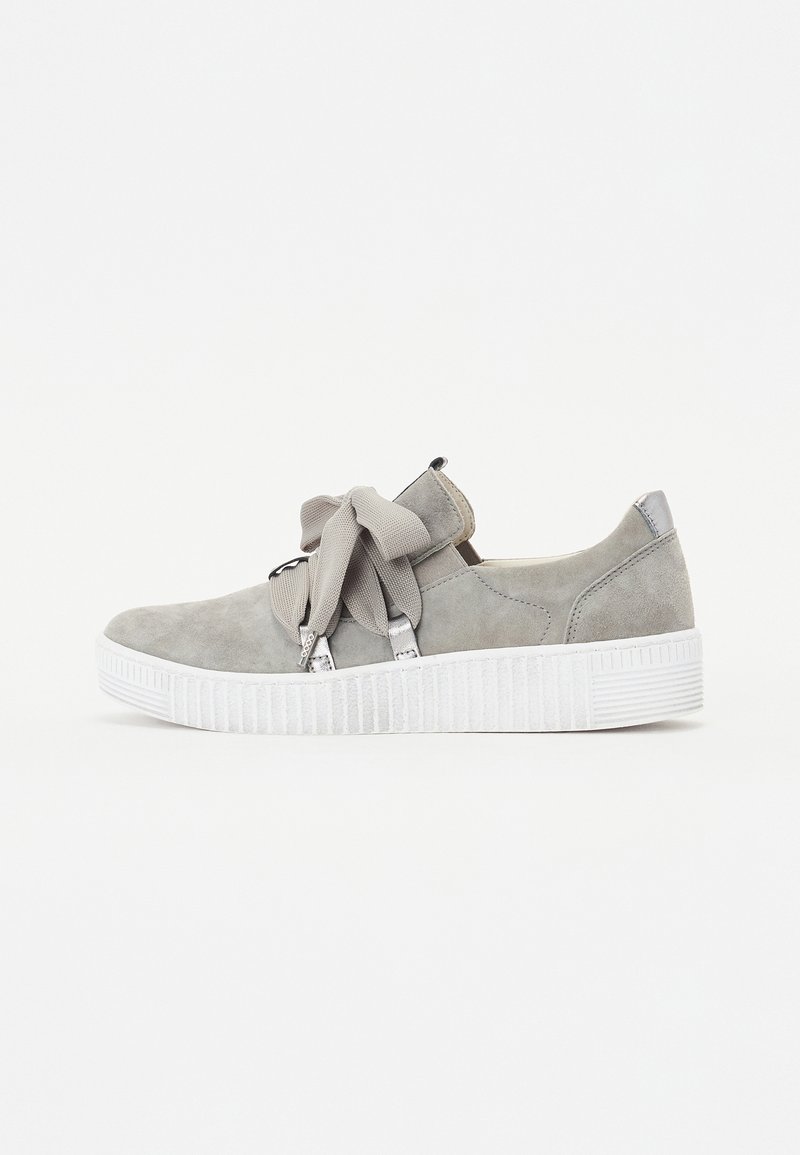 Grijze suède sneaker met een ronde neus, witte textuur zool en een grote strikdetail op de tong. Voorzien van metalen accenten.
