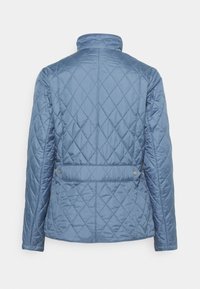 Pikowana kurtka w jasnoniebieskim kolorze, z kołnierzem stójką, długimi rękawami oraz talią ściągniętą zatrzaskiem. Całość ozdobiona teksturowanym wzorem w romby.