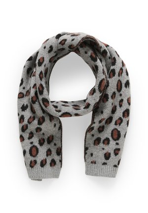 Grijze gebreide sjaal met zwarte en bruine luipaardvlekken, opgevouwen in een lus met geribbelde uiteinden, op een witte achtergrond.