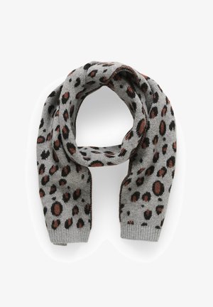 Écharpe grise en tricot avec des taches de léopard noires et brunes, pliée en boucle avec des extrémités côtelées sur fond blanc.