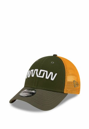 Olivegrüner Kappen mit gelber Netzrückseite, versehen mit gesticktem weißen Logo auf der Vorderseite, gebogenem Schirm und verstellbarem Riemen.