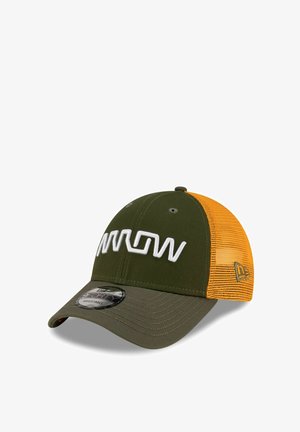 Olivegrüner Kappen mit gelber Netzrückseite, versehen mit gesticktem weißen Logo auf der Vorderseite, gebogenem Schirm und verstellbarem Riemen.