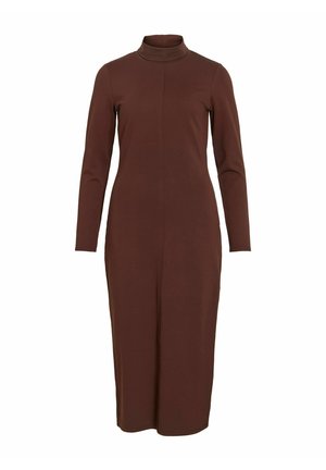 Hnědé šaty s dlouhými rukávy a vysokým límcem, vyrobené z hladké látky, s přiléhavým živůtkem a přímým střihem v délce do poloviny lýtek.