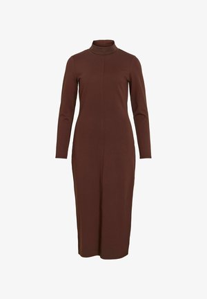 Brun kjole med lange ermer og høy hals, laget av glatt stoff, med en figurnær overdel og en rett silhuett i midtlengde.