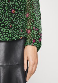 Vero Moda Petite VMCAROLINA - Blusa - black/carolina