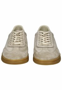 Beige Wildlederschuhe mit Schnürung, ausgestattet mit einer gummierten Sohle und glatten Kanten, entworfen für Freizeitkleidung.