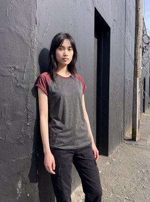 Urban Classics, CONTRAST RAGLAN - Camiseta estampada - charcoal/redwine