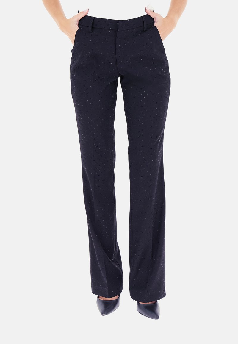 Pantaloni eleganti blu navy realizzati in tessuto liscio, con taglio classico, gambe dritte e motivo a piccoli puntini, dotati di tasche laterali e passanti per cintura.