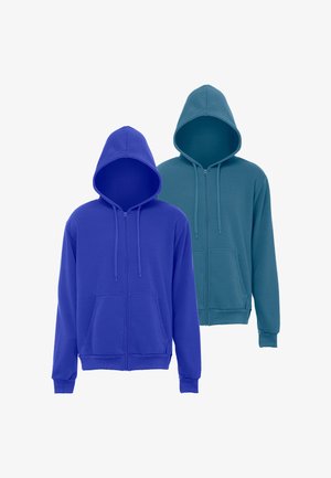 Zwei frontseitig blickende Kapuzen-Zip-Sweatshirts mit Taschen, eines königsblau vorne, eines blaugrün hinten auf weißem Hintergrund.