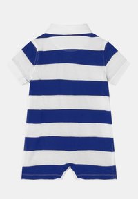 Randig polo rompers i blått och vitt, med korta ärmar, krage och en mjuk bomullstextur.