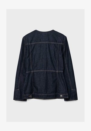 Donkerdenimjack met een ronde halslijn, lange mouwen en stiksels. Beschikt over zijventilatieopeningen en een knoopaccent aan de zoom.