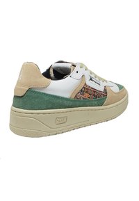 Zapatilla con parte superior de cuero blanco y gamuza verde, acentos beige, panel lateral con diseño y suela de goma texturizada. Marca ZETA visible.
