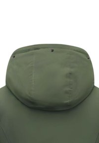 Groen gewatteerd jack met capuchon, met een gladde, matte textuur, zichtbare naden en metalen drukkers op de capuchon. Eenvoudig ontwerp, zonder patronen.