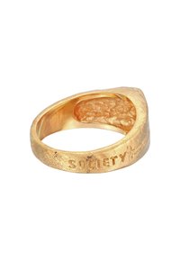 Anello d'oro con superficie textured e la parola "SOCIETY" incisa sulla fascia. Interno liscio e design angolare su un bordo.