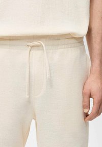 Mango TEXTURED WITH DRAWSTRING - Short - off-white