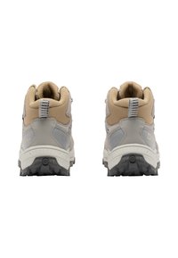 Scarpe da trekking grigie e beige con una tomaia in tessuto testurizzato, collo imbottito e suola in gomma con battistrada profondo per la trazione. Mostrate due scarpe.