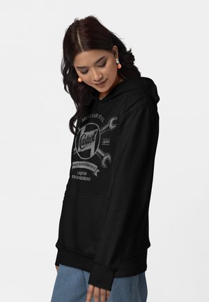 Sudadera negra con estampado gráfico que presenta el logo "Castrol", llaves inglesas y elementos de texto. Hecha de material suave, con bolsillo tipo canguro y puños acanalados.