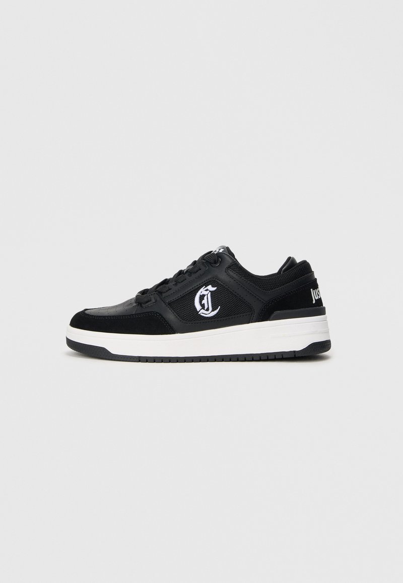 Czarny niski sneaker z białą podeszwą, szczegółami z siateczki i zamszu, sznurowanym przodem oraz stylizowanym białym logo na boku.