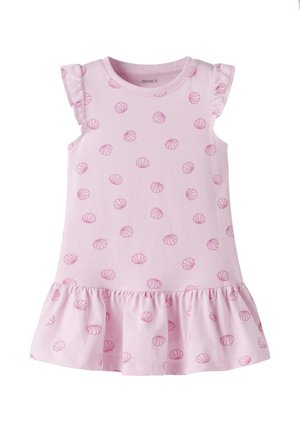 Vestido sin mangas de color rosa claro para niño pequeño con dobladillo y mangas con volantes, decorado con pequeños patrones de conchas marinas en rosa oscuro.