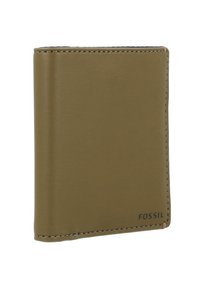 Cartera de cuero color verde oliva con una textura suave, bordes cosidos y un logo "FOSSIL" en relieve en la esquina inferior derecha. Diseño compacto.