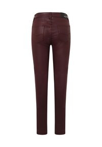 Bordo skinny traperice s glatkom teksturom, dizajnom s pet džepova i suptilnim šavovima. Prilagođeni kroj s srednjim strukom.