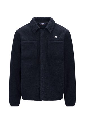 Giacca in fleece blu scuro con colletto, due tasche frontali e un piccolo logo sul lato sinistro del petto. Tessuto morbido e testurizzato.