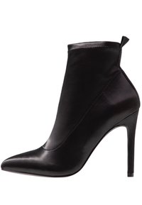 Bottine en satin noir avec un bout pointu et un talon aiguille haut. Caractérisée par une texture lisse et un design minimaliste avec une languette de tirage à l'arrière.