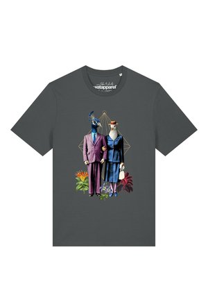 Donkergrijs T-shirt met een kunstwerk van twee menselijke figuren met vogelkoppen, gekleed in vintage paarse en blauwe pakken, staand met bloemen en geometrische lijnen op de achtergrond.
