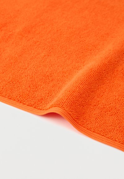 Klar orange mikrofiberklud med synlig blød tekstur og pænt syede kanter på en hvid baggrund.