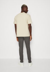 Nike Sportswear TEE - Paprasti marškinėliai - rattan